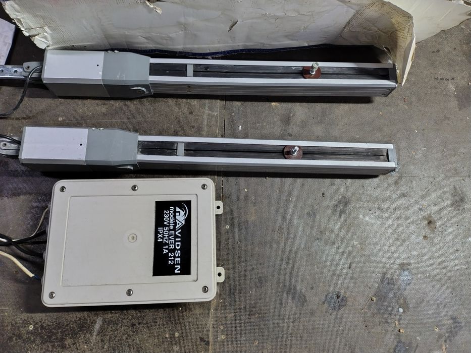 Ewer 212 mechanizm do otwierania bram dwuskrzydłowych