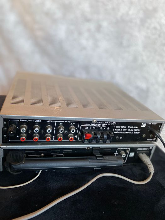 Amplificador e tuner AKAI