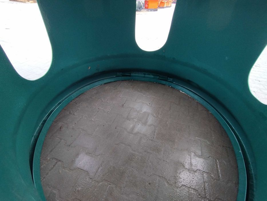 Paśnik na siano dzwon dla koni na standardową belę okrągłą 4 otwory