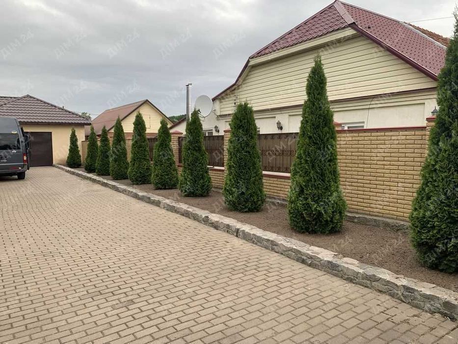 Просторий двоповерховий будинок на Подолі