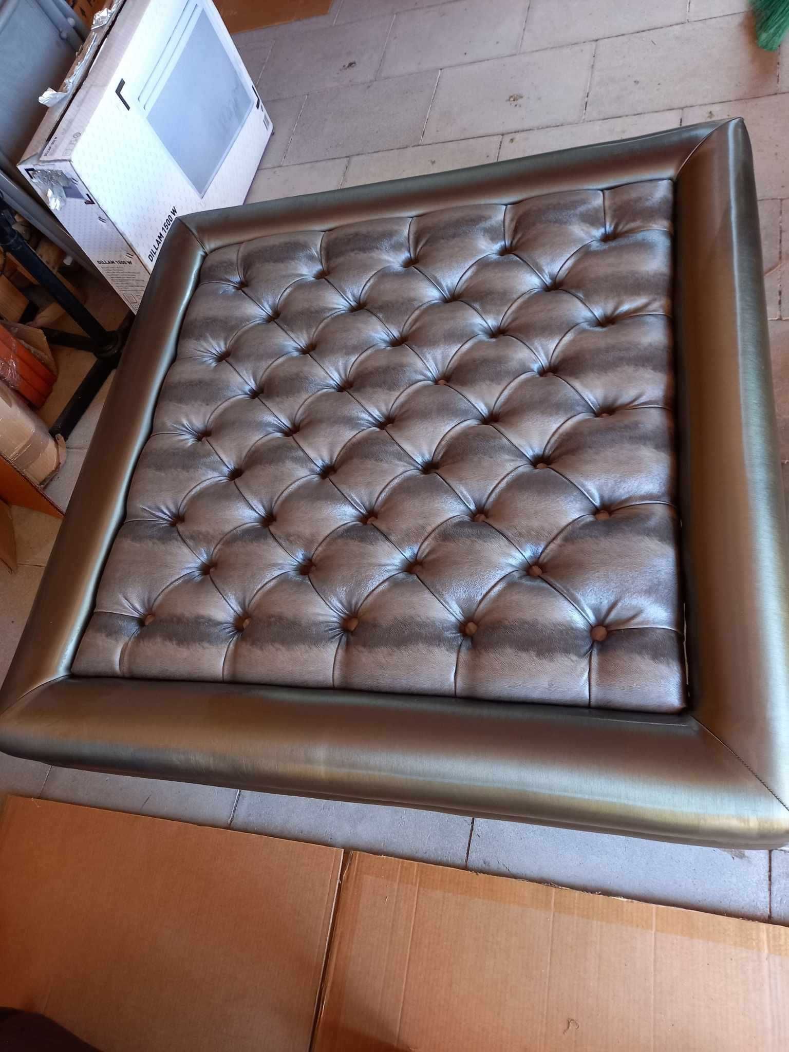 Mesa de salão em madeira e estofada.