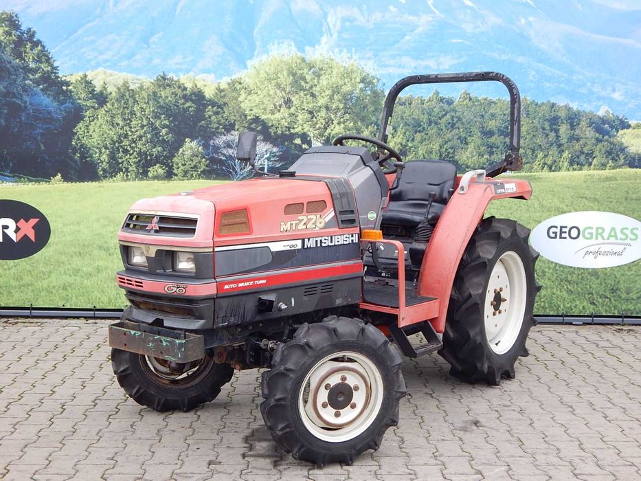 Mały traktor Mitsubishi MT226 4x4 22KM 4 cylindry DIESEL ciągnik C330