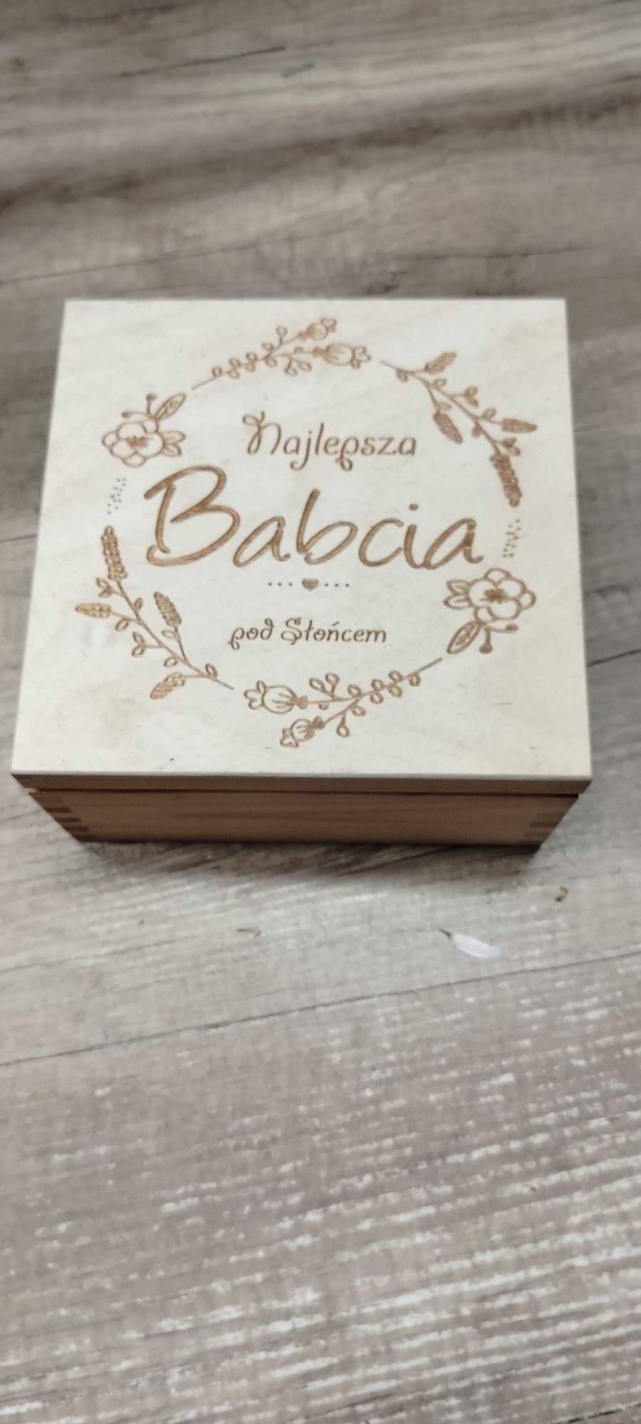 Drewniana skrzyneczka „Najlepsza Babcia pod Słońcem” – idealna na prez