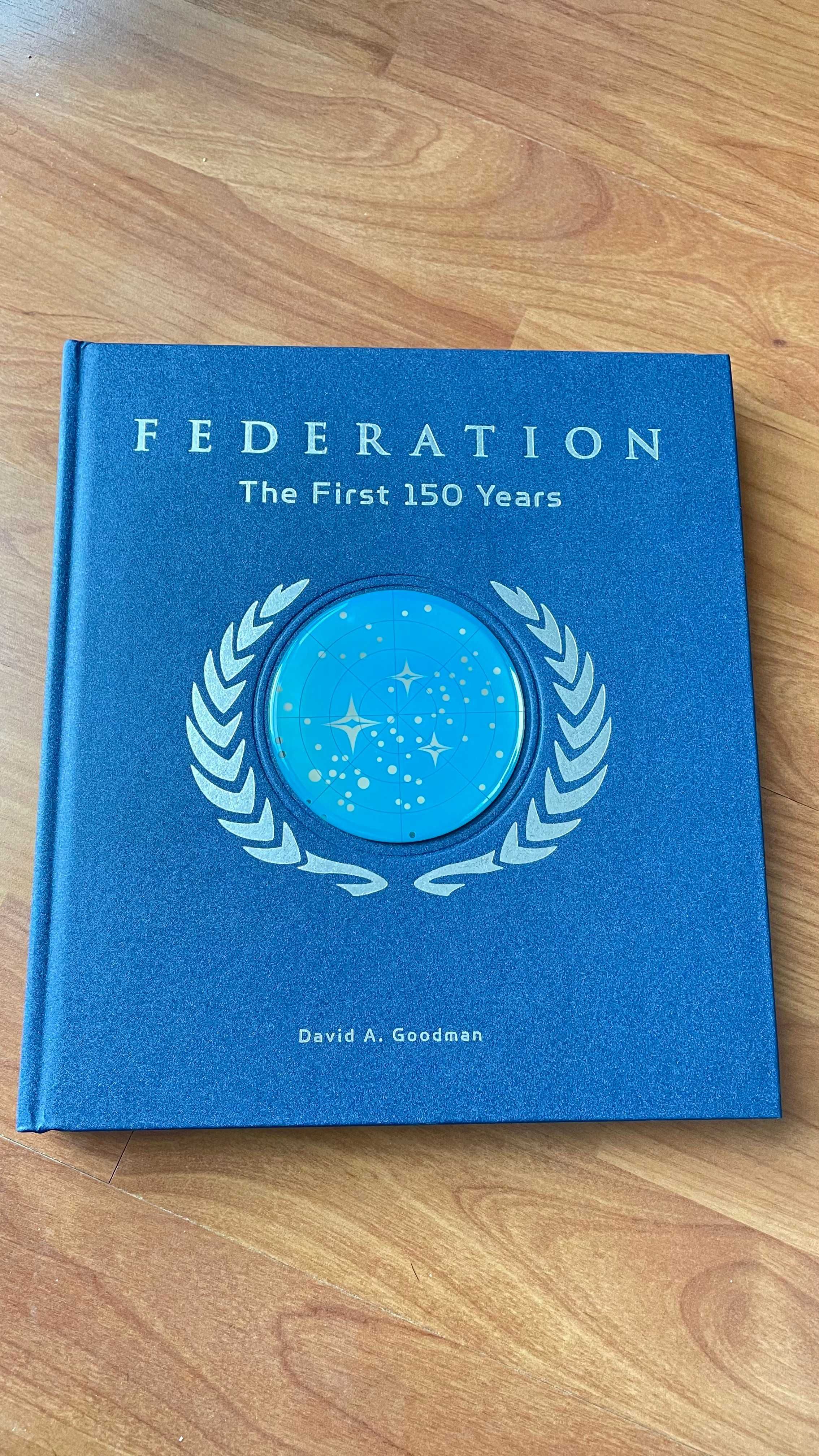 Livro "Star Trek Federation - First 150 Years" com extras