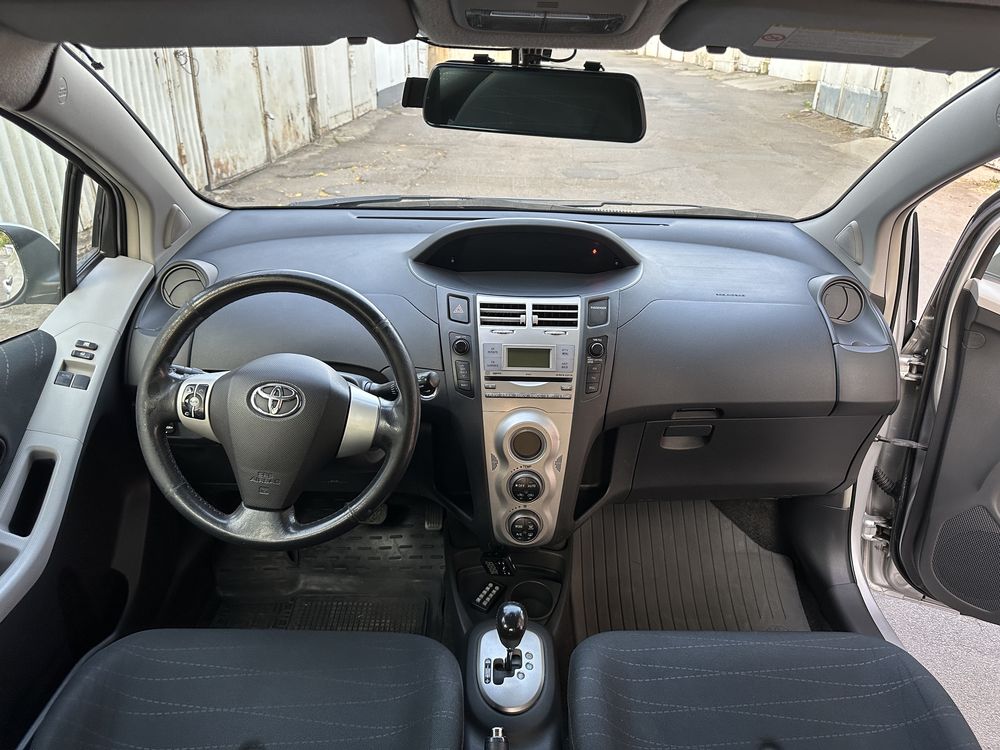 Продам свой автомобиль Toyota Yaris 2006. Безключевой, на кнопке.