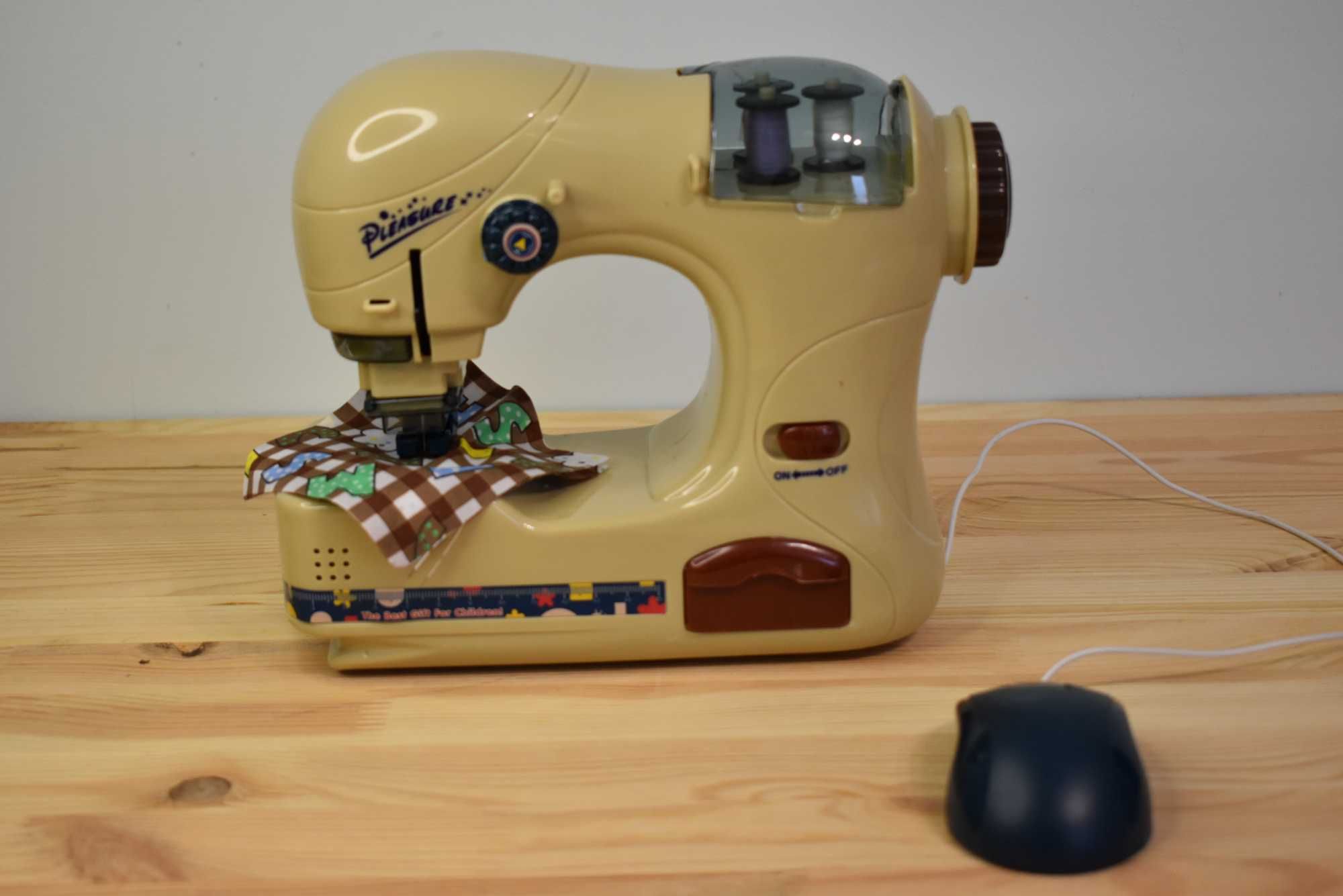 Игрушечная Швейная машинка на батарейках, со светом, пульт, шьет,
