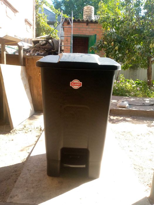 Бак для мусора на колесах