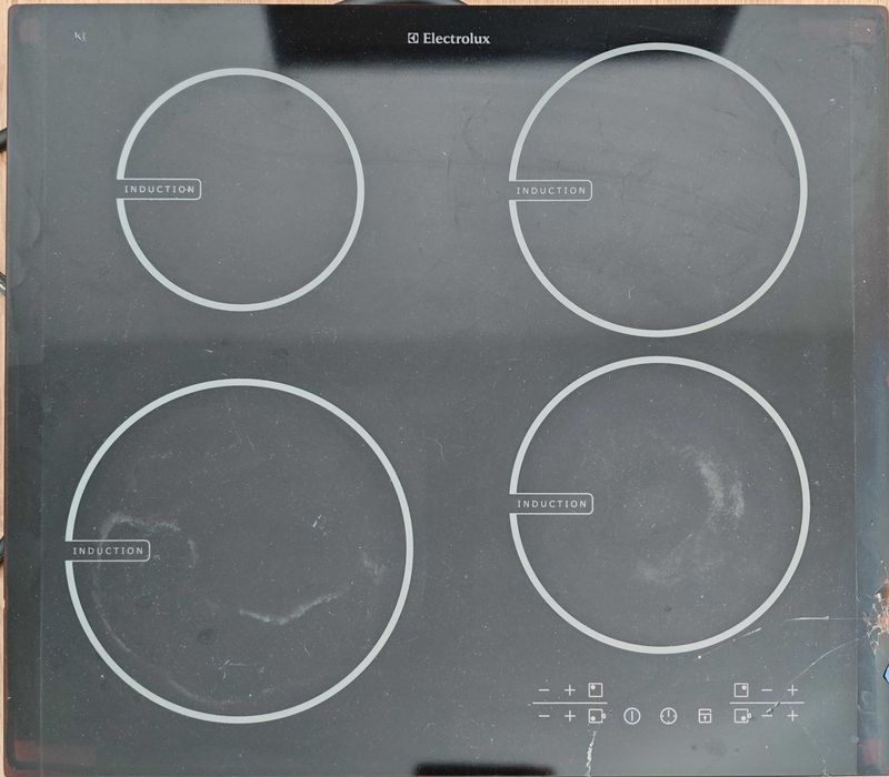 Płyta indukcyjna Elektrolux działa - uszkodzone szkło