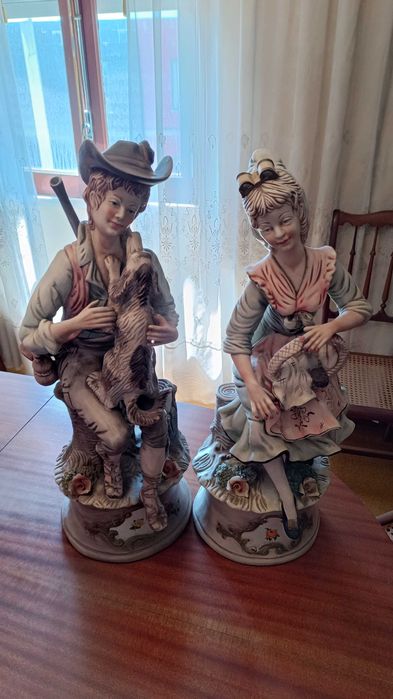 Par de Estatuetas de Porcelana Vintage - Casal com Cão e Cesto