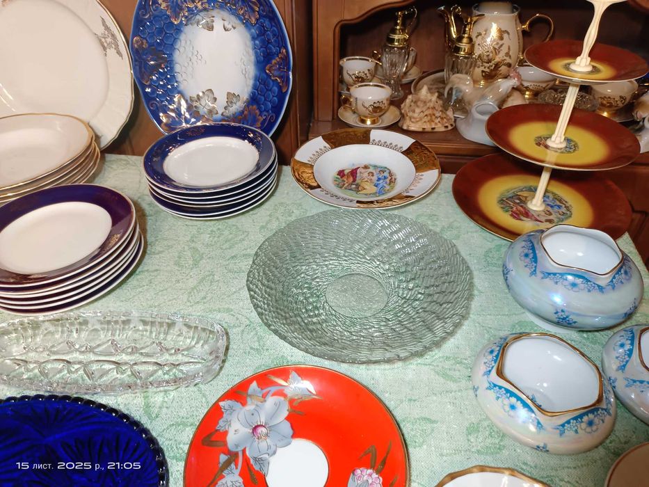 Тарелки, блюда , блюдца сервизов .