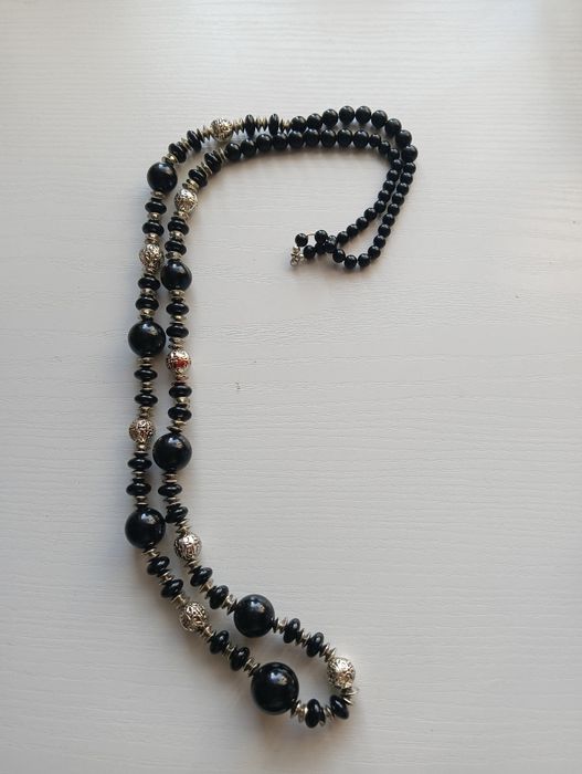 Korale czarne że srebrnym naszyjnik