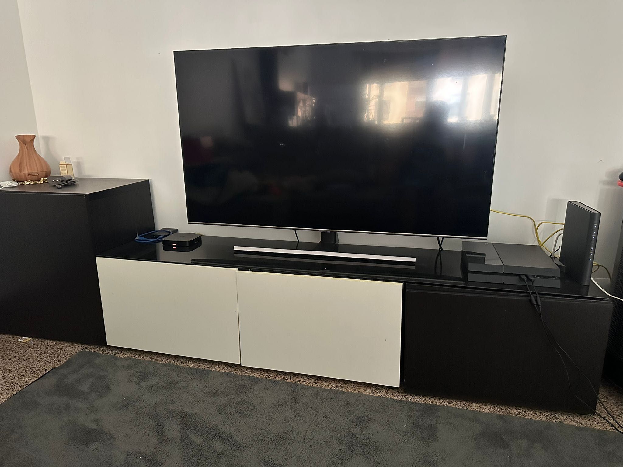 Conjunto de móveis para sala preto e branco