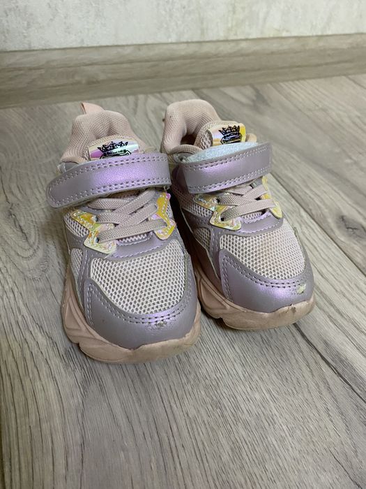 Дитячі кросівки з ліхтариками на підошві для дівчинки.