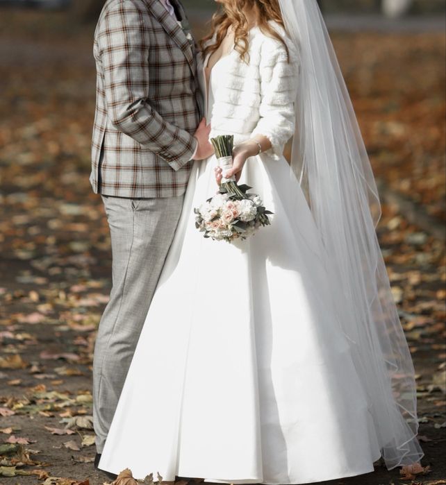 Сукня весільна(є круг, фата, коробочка для обручок, весільна гілочка)