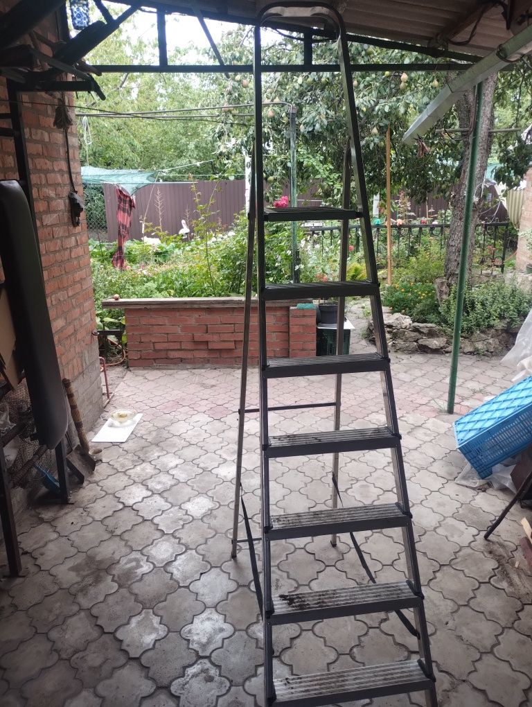 Продам лестницу стремянку