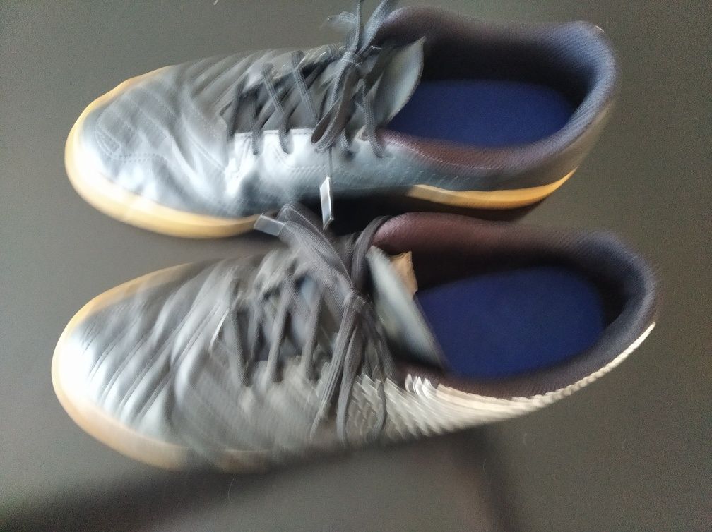 Tenis pretos futsal