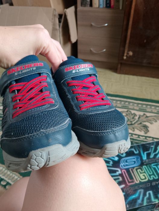 Продам фірмові кросівки Skechers.