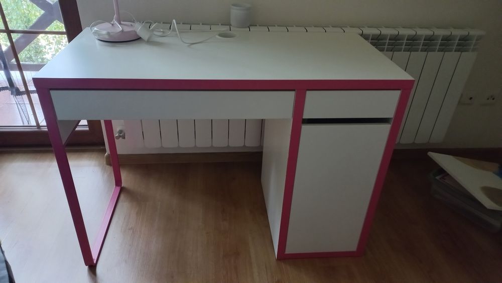 Biurko różowe ikea, lampka, komoda na kółkach