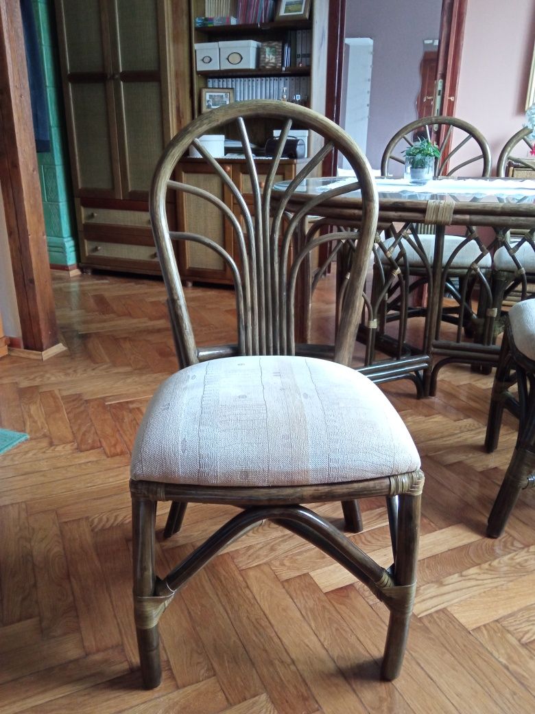 Stół rattanowy z sześcioma krzesłami w kolorze oliwkowym