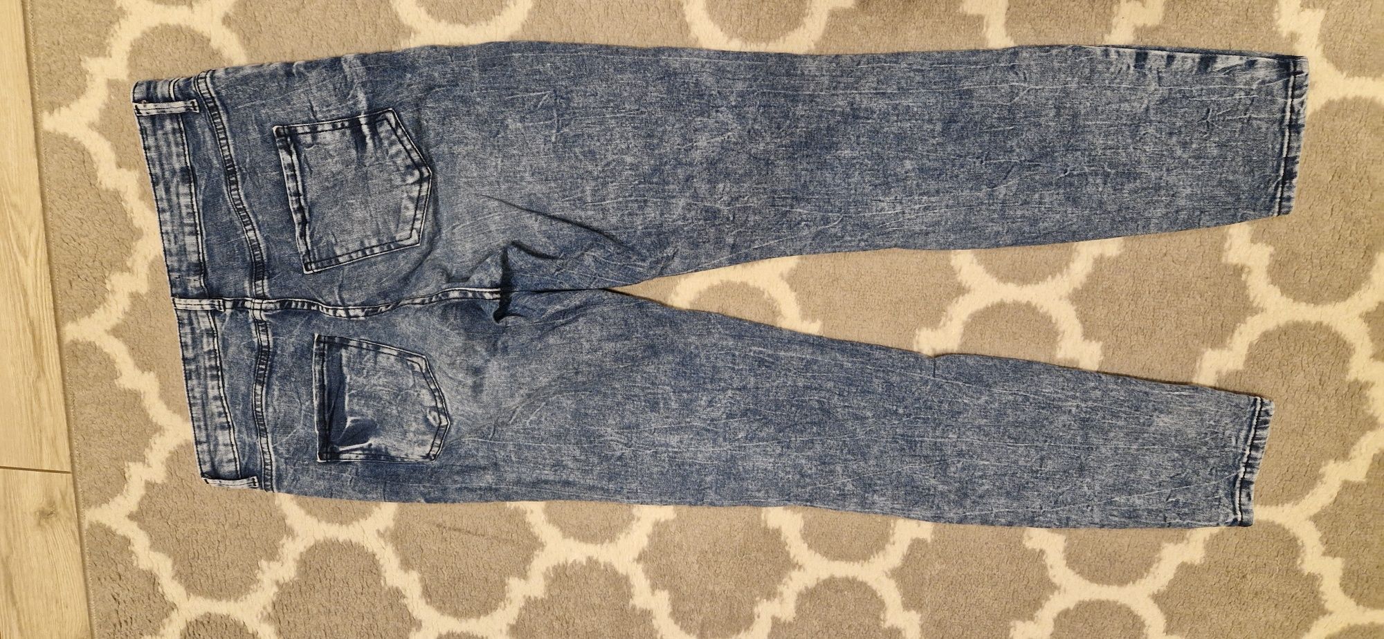 Spodnie jeans z dziurami L 40
