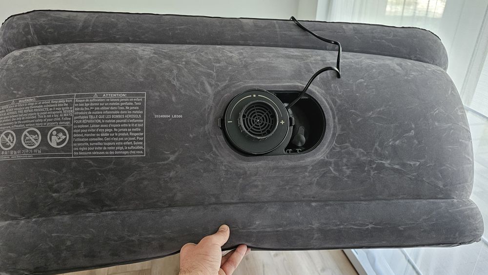 Materac dmuchany 191x 99x46cm z wbudowaną pompką elektryczną INTEX 644