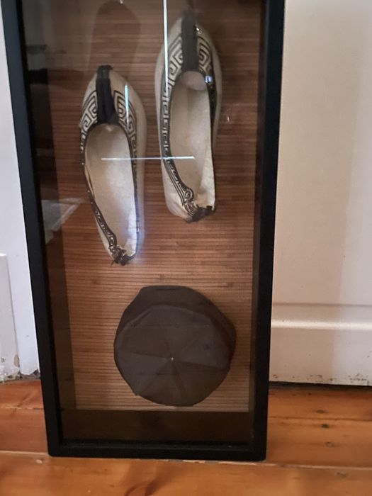 Quadro com sapatos e coqui chinês antigos