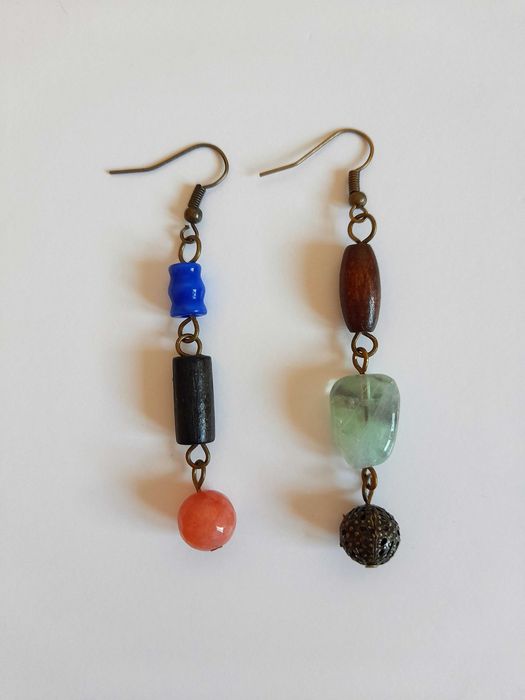 Brincos desiguais country com pedras semipreciosas