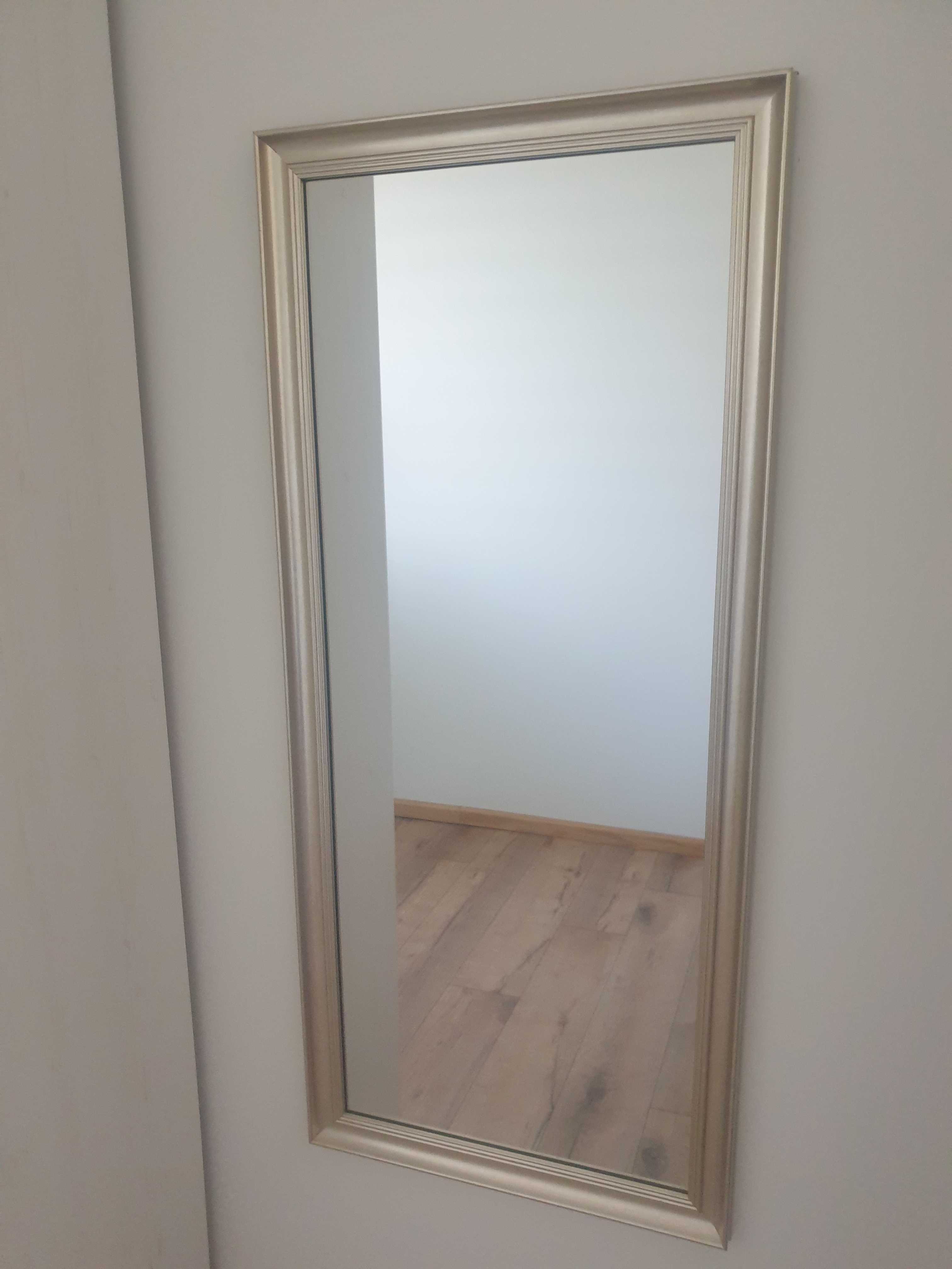Lustro w stylowej ramie