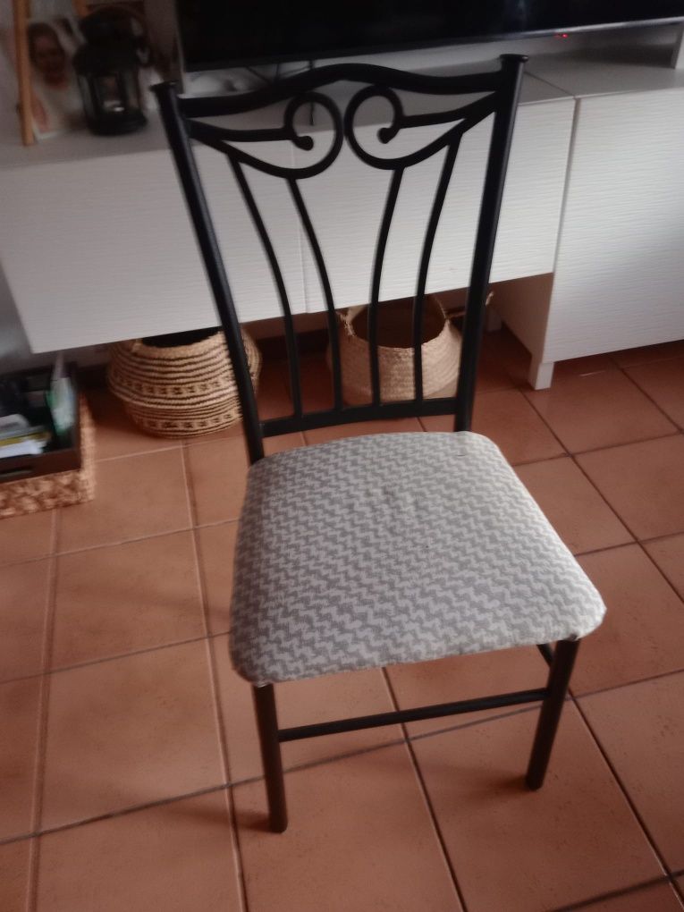 Vendo mesa de jantar e 4cadeiras