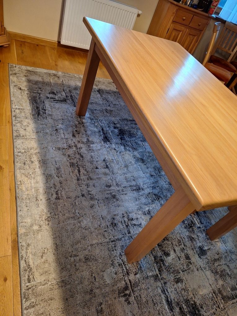 Stół z litego drewna dąb + nogi olcha. 6 krzeseł + stolik kawowy.