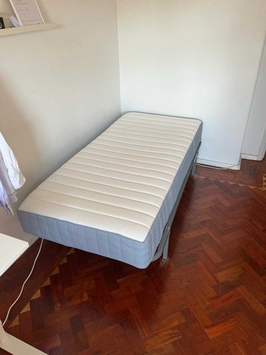 Cama de solteiro+ colchão Ikea 90X200 com um ano de utilização