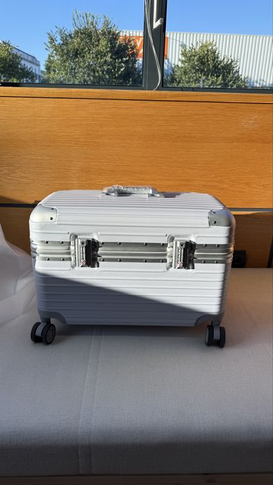 Mala tipo trolley de viagem - estilo Rimowa (plástico).