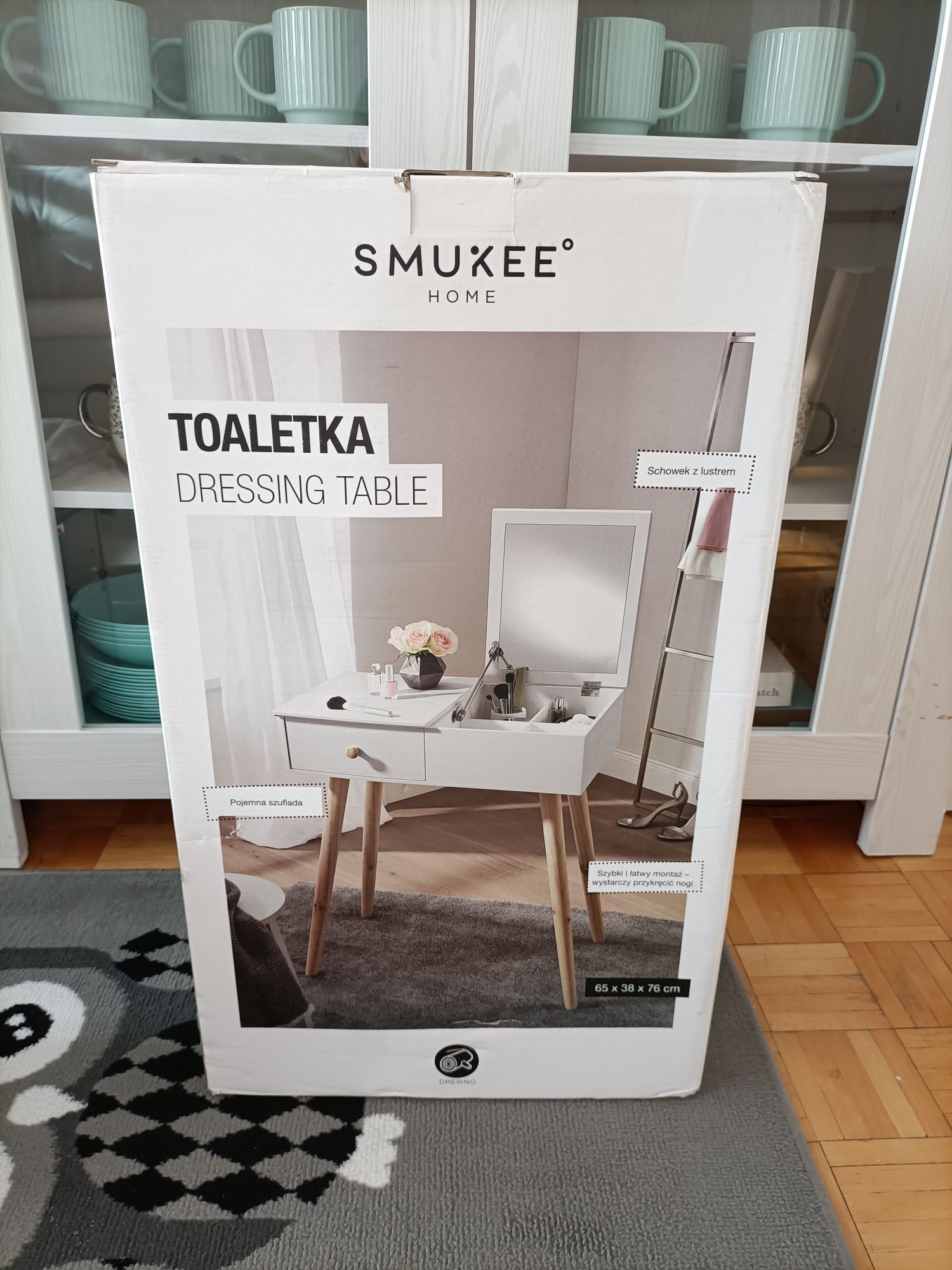 Biała toaletka z lustrem SMUKEE