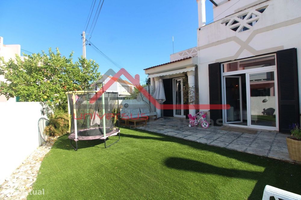 Moradia em Banda V4 com Jardim e Estacionamento na Quinta do Anjo