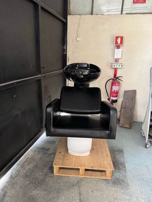 Rampa para Lavagem Capilar Preta, Pio Preto e Base Branca, Usada