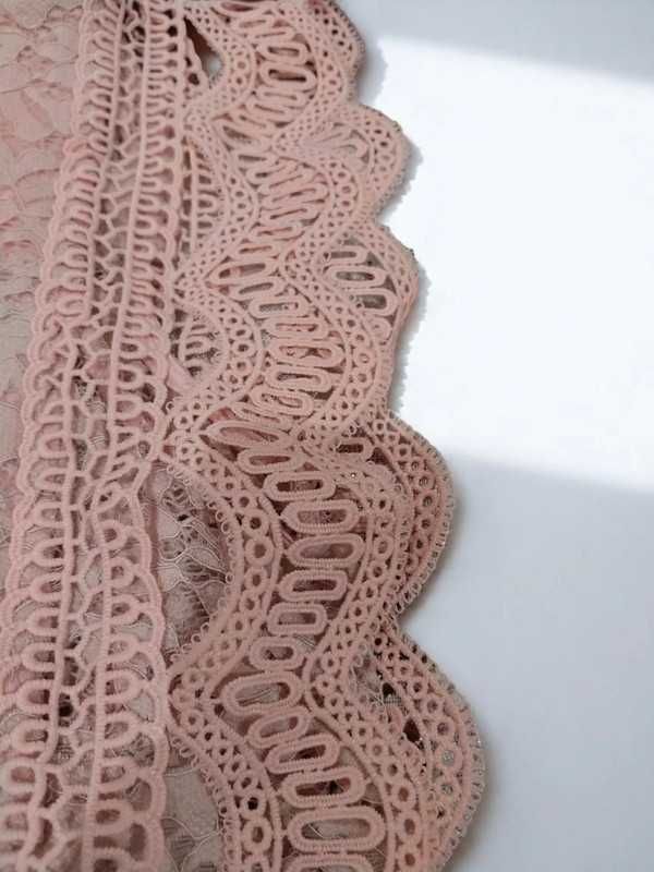 Top Curto Rosa Bebé em Renda com Detalhes Ondulados – Sem Marca