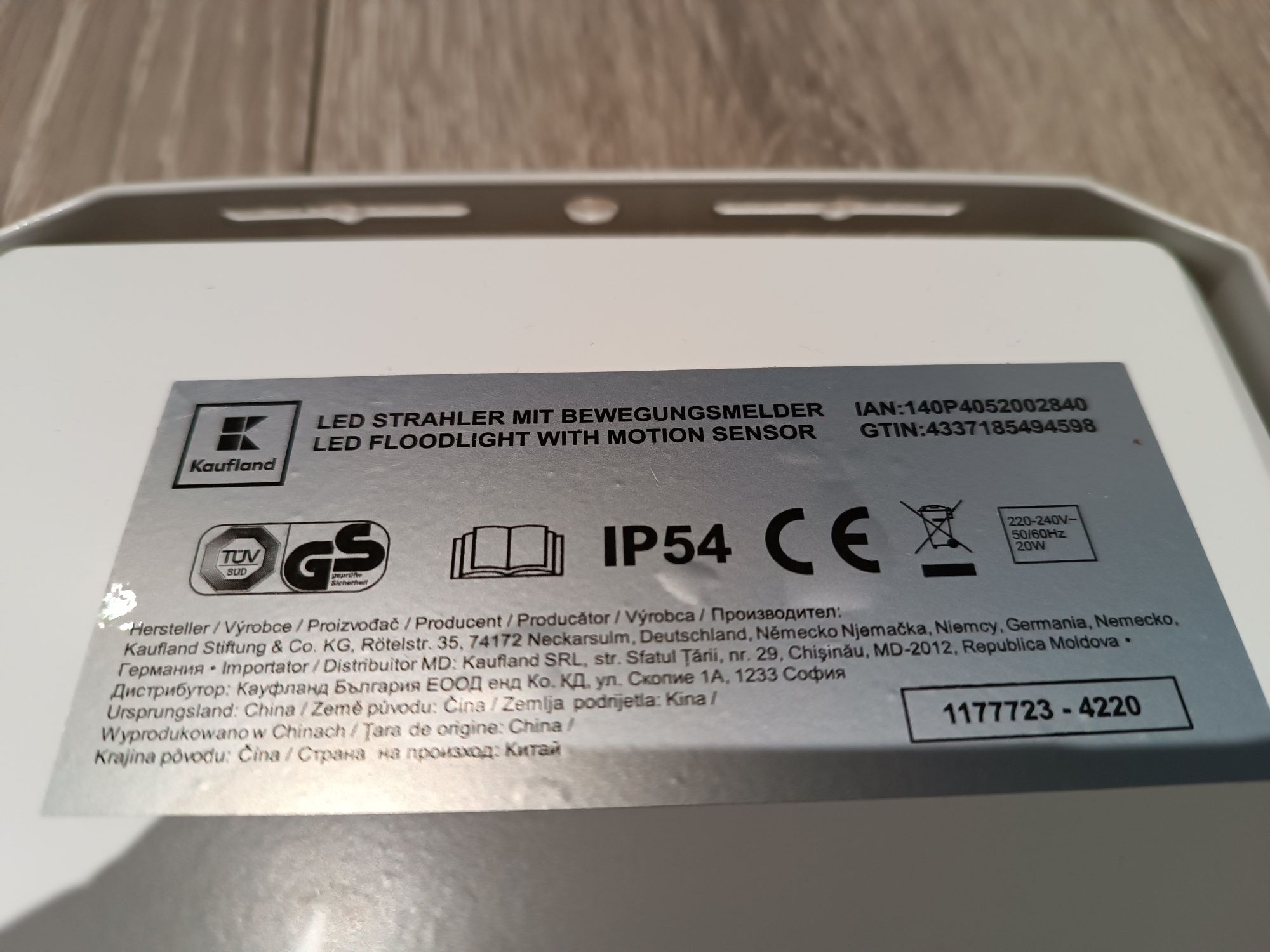 Lampa zewnętrzna z czujnikiem ruchu
