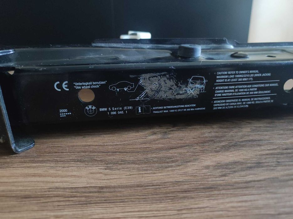 Lewarek samochodowy BMW 5 E39 + klucz 17