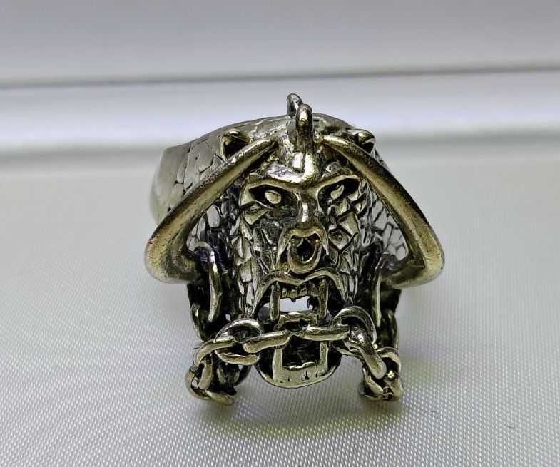 Srebrny sygnet - potwór z łańcuchem - 925 - nr 028