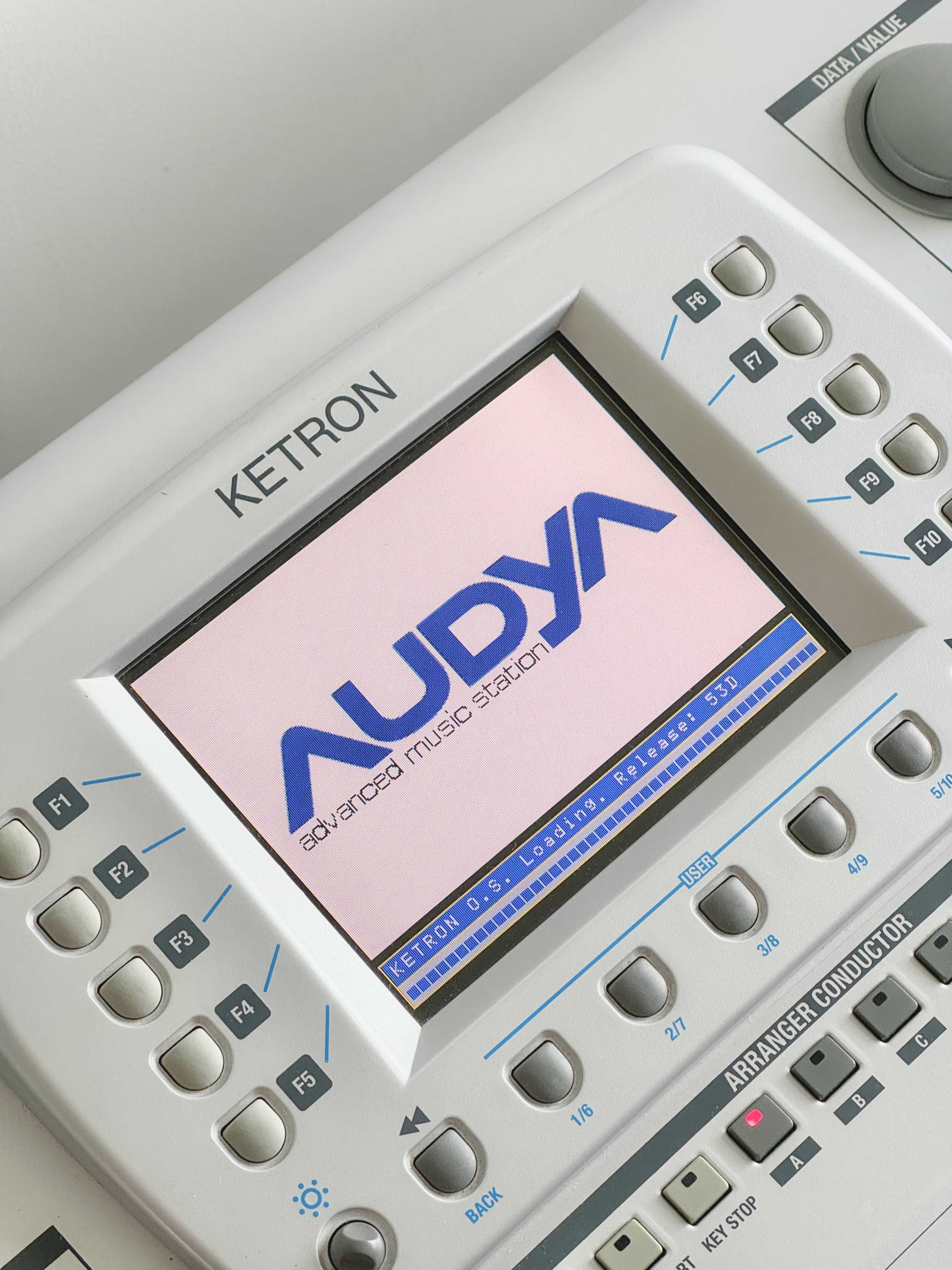 Nowszy model keyboard Ketron Audya 76 SSD ram