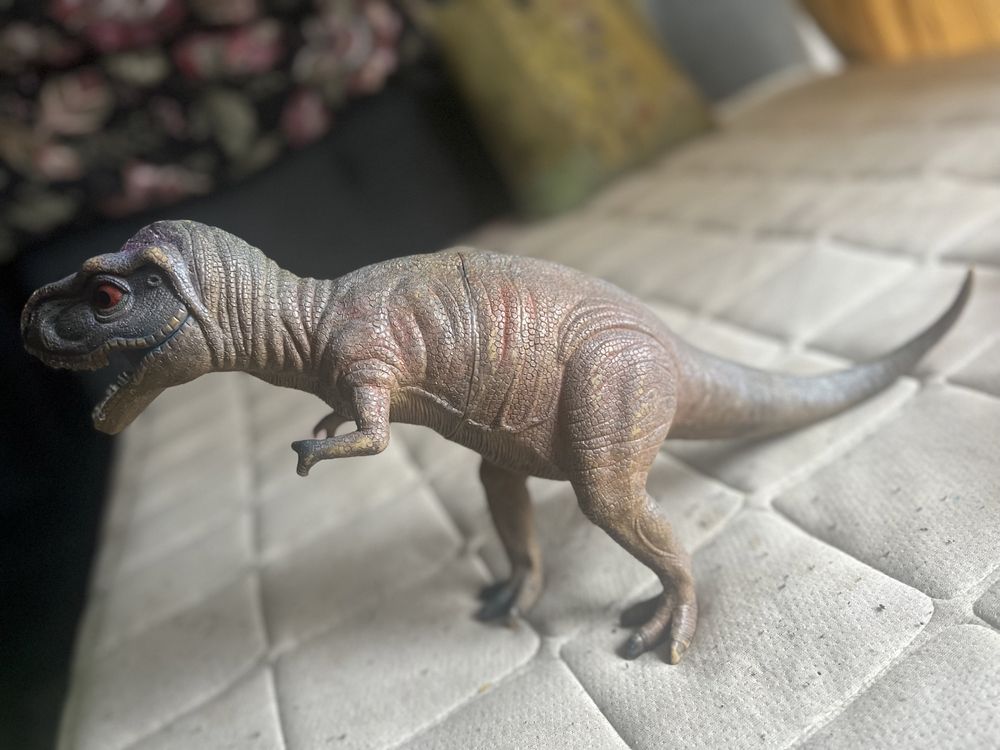 Dinozaur duży gigant 45 cm szeroki , 30 cm wysoki / nowy