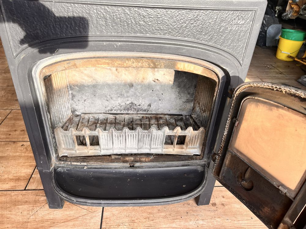 norweski kominek Jotul 5 z szybą – Ciepło i styl w Twoim domu