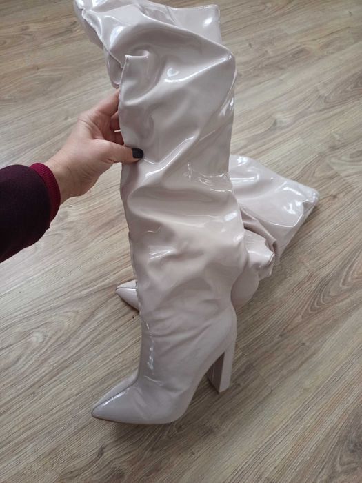 Чудові лакові високі сапоги