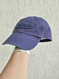 Niebieska czapka z daszkiem firmy Reserved