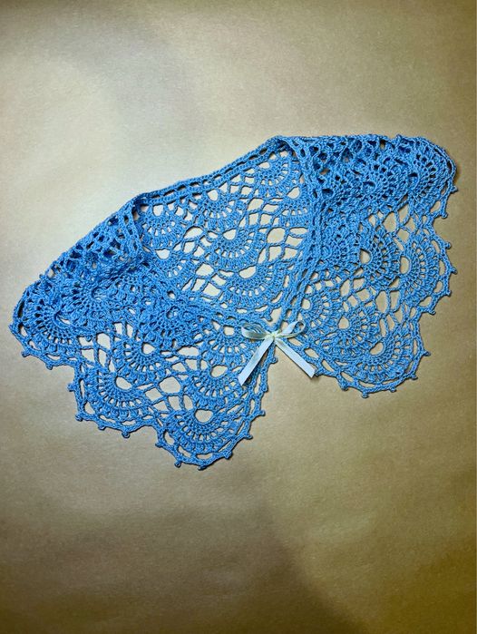 Niebieski kołnierzyk koronkowy