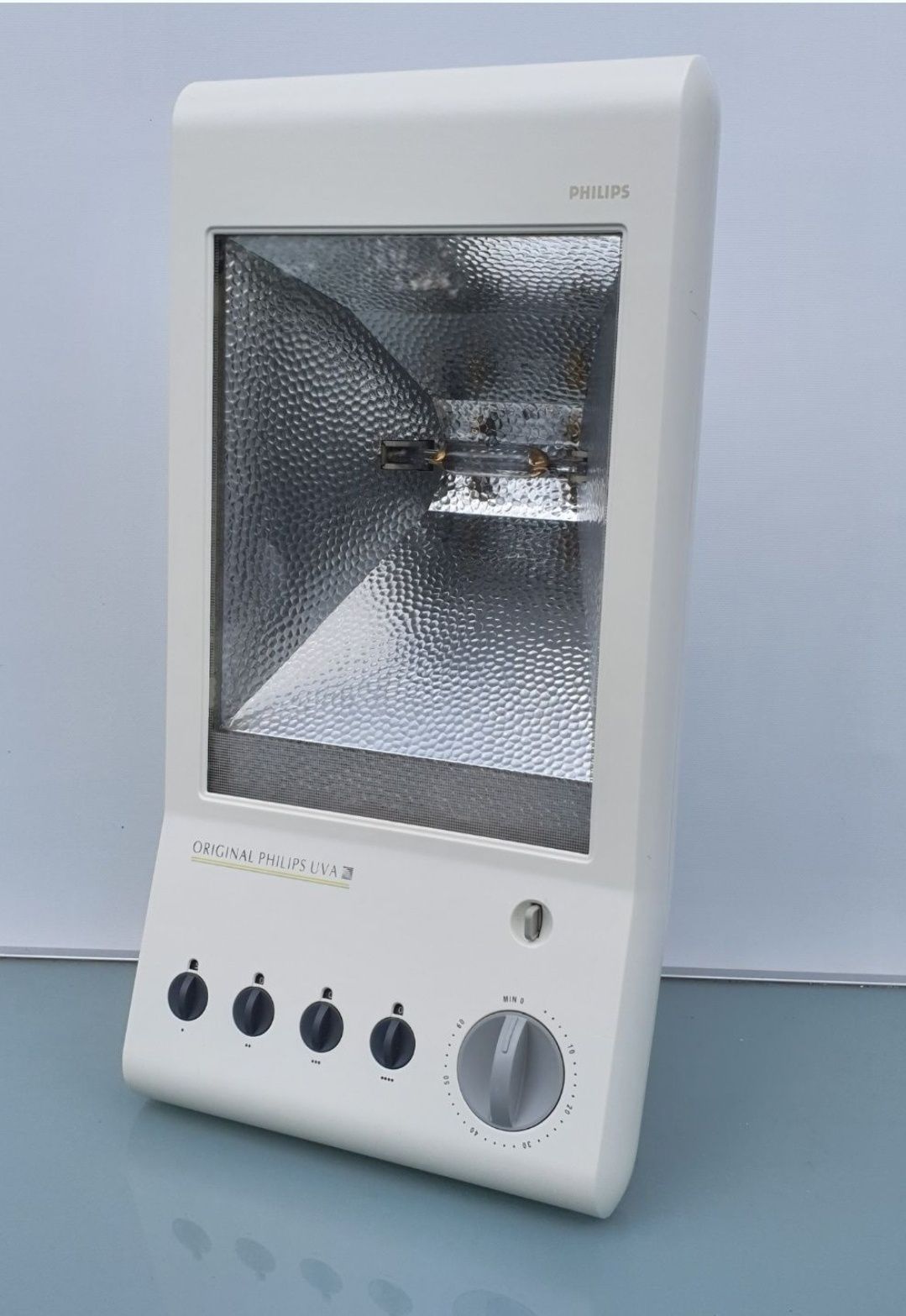 Philips HB 411 solarium stołowe zarnikowe 440watt

Philips HB 411 sola