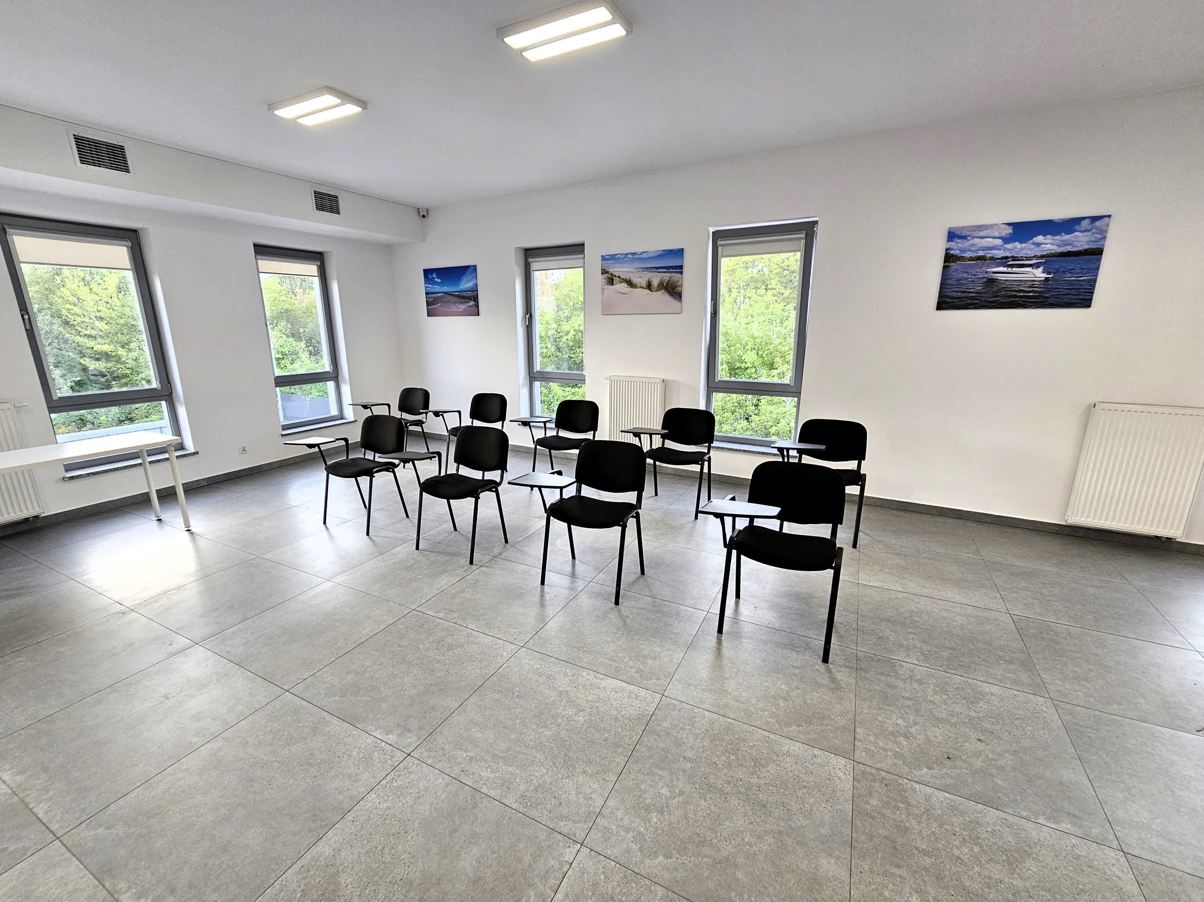 Sala na Wynajem na szkolenia/warsztaty - 80m2 - 25 krzeseł z pulpitami