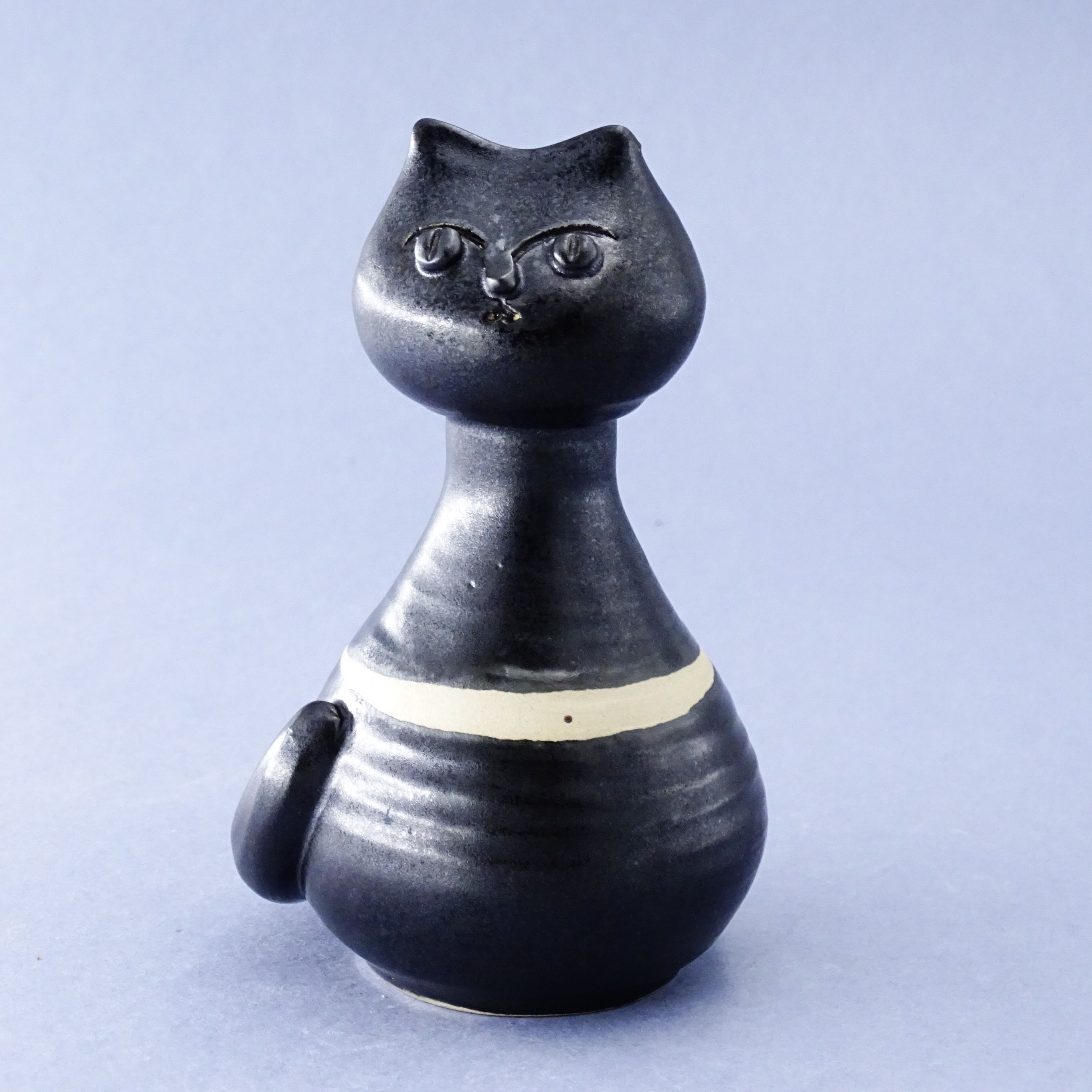 ceramika autorska ręcznie wykona gliniana sygnoiwana figurka kot