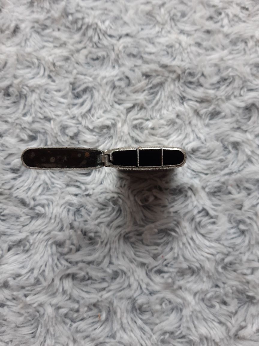 Zestaw zapalniczek kolekcjonerskich plus metalowy pojemnik na zapałki.