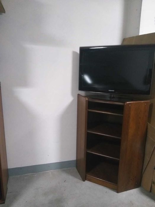 Móvel de canto em pinho maciço.